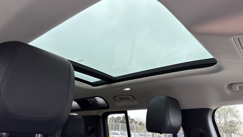 Land Rover Defender 3.0 D200 SE 110 5dr Auto Diesel Estate